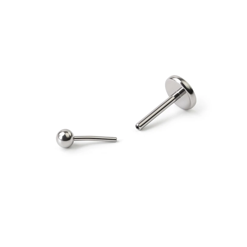 Push-in labret titánból