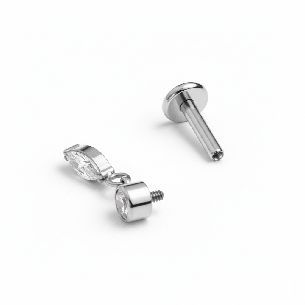 Titán labret marquise lógóval