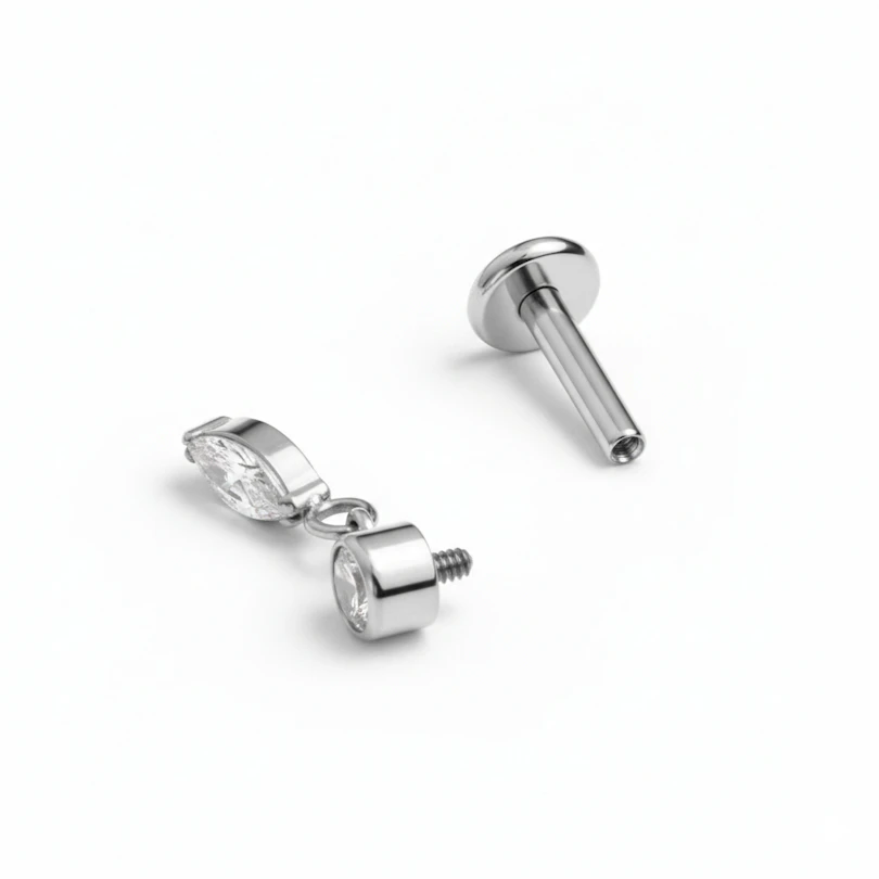 Titán labret marquise lógóval