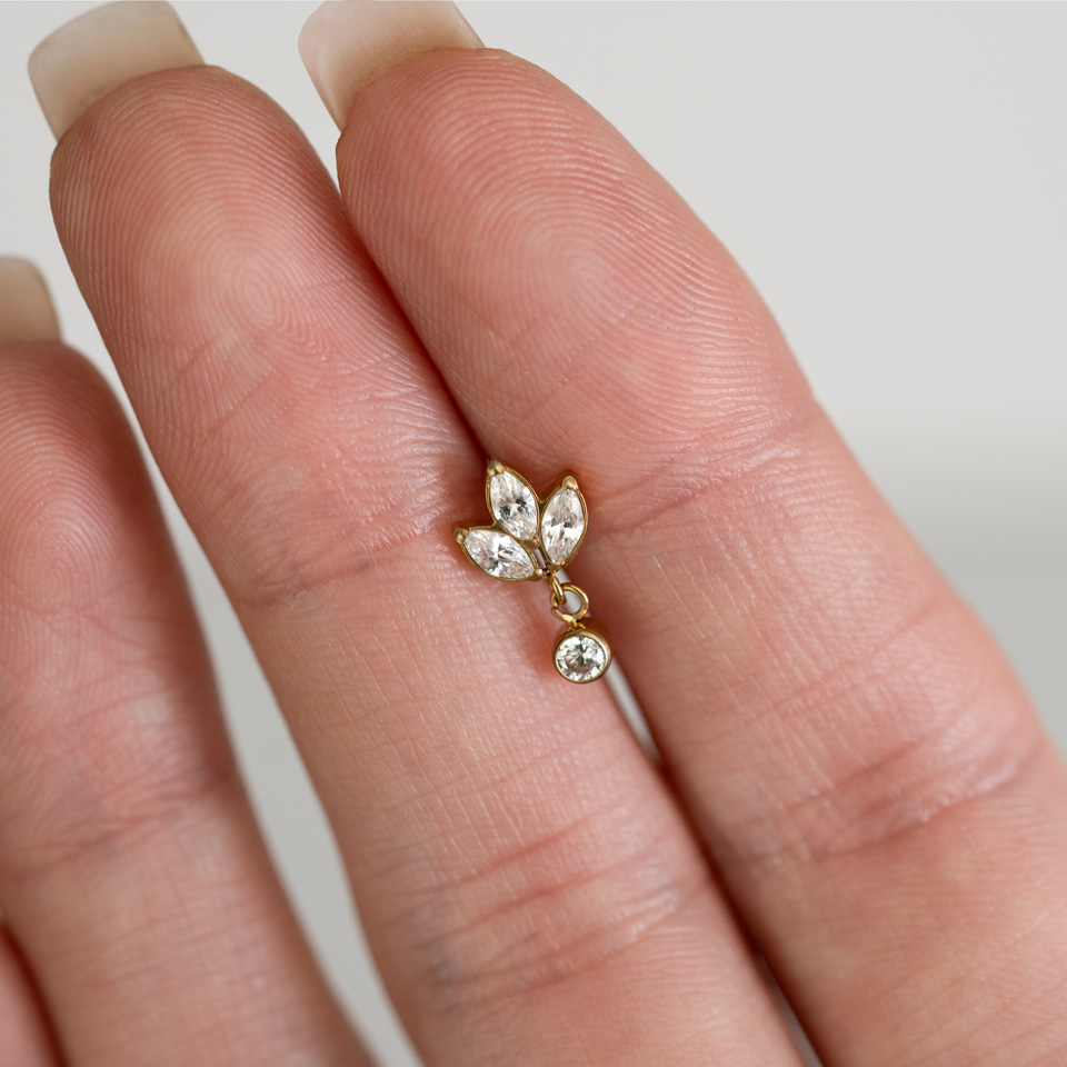 Titán labret lótuszvirággal és köves medállal