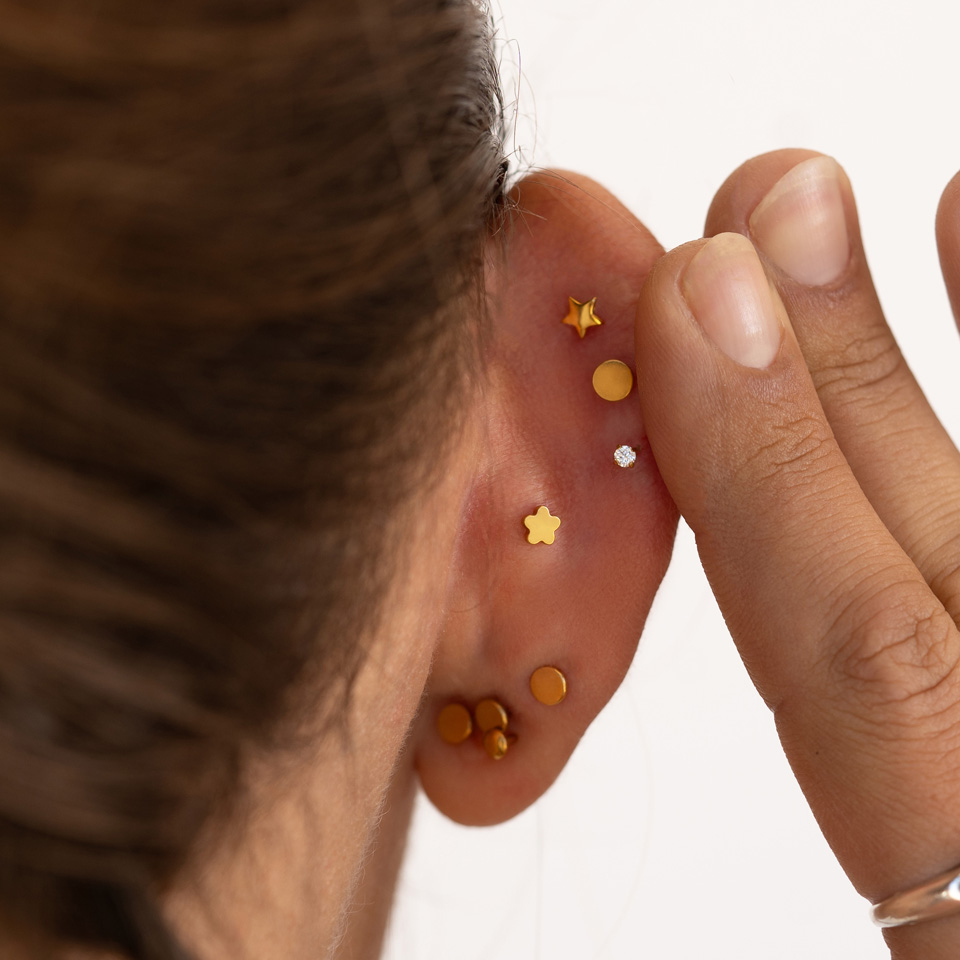 Kétoldalas menetnélküli labret titánból, csillagos hátoldallal és kővel