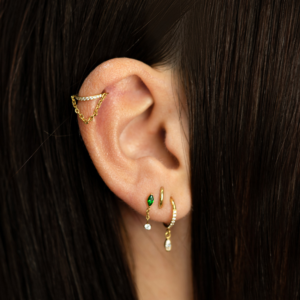 Titán labret smaragd színű kővel és medállal