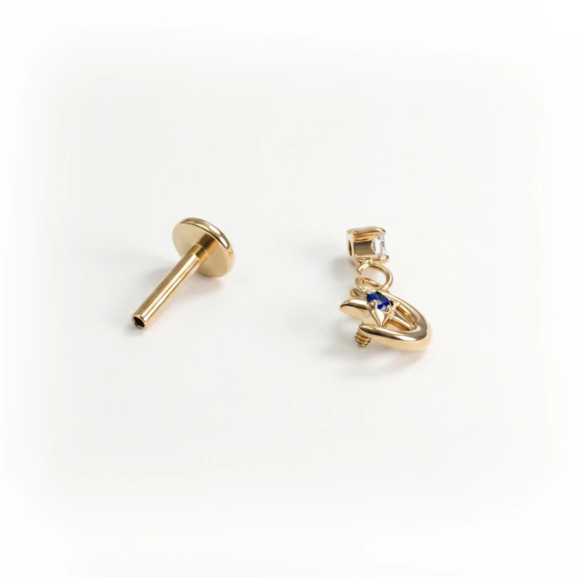 Titán labret holddal, csillaggal és charmmal