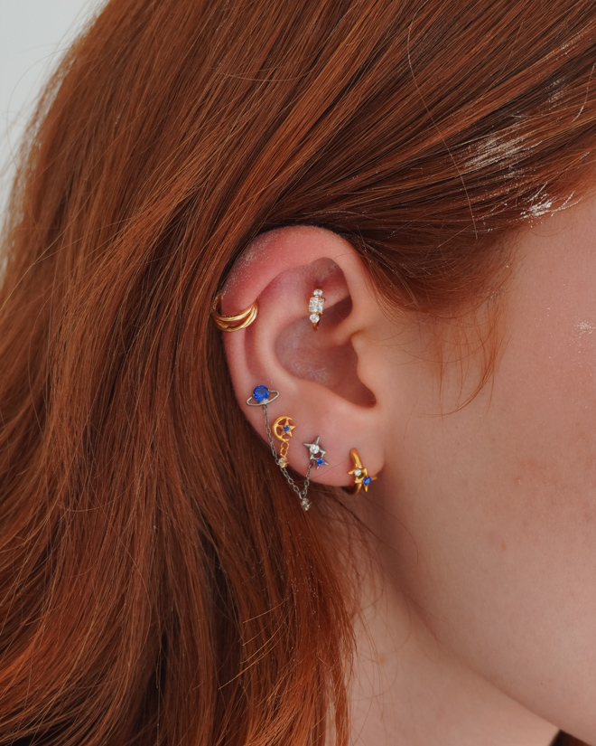 Titán labret holddal, csillaggal és charmmal