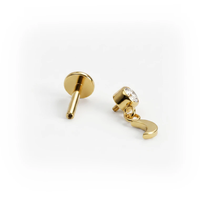 Titán labret holdmedállal