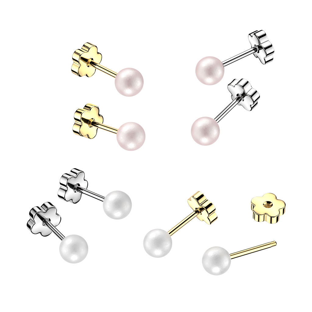 Egy pár gyöngyös fülbevaló aranyos, virágos hátlappal