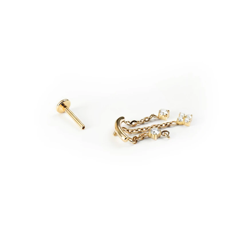 Virággal és charmokkal díszített titán hidden helix labret