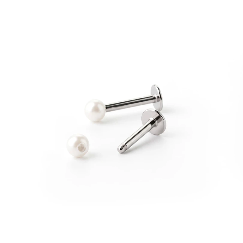 Labret gyöngyház hatású akril golyóval, különféle színekben