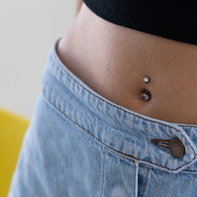 Köldök piercing, szív alakú kővel