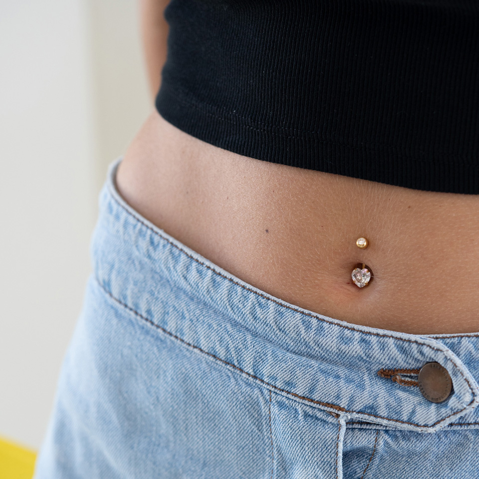 Köldök piercing több színben, szív alakú kővel