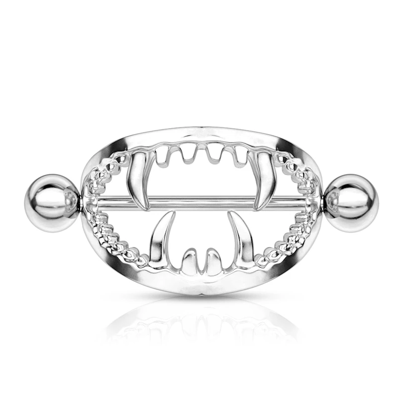 Mellpiercing szájjal és fogakkal