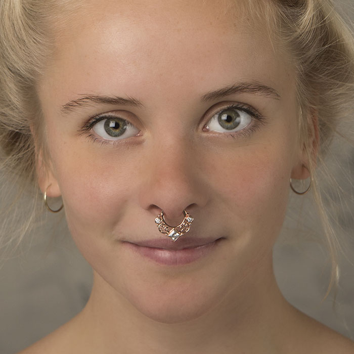 Septum piercing hajlításokkal és szögletes kővel