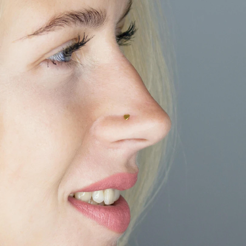 Orr piercing egyenes szárral, különböző motívumokkal