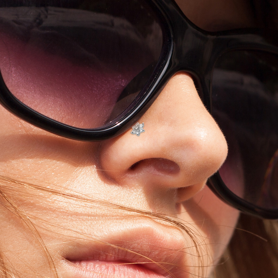 Orr piercing hajlított szárral, 14 karátos aranyból, virággal