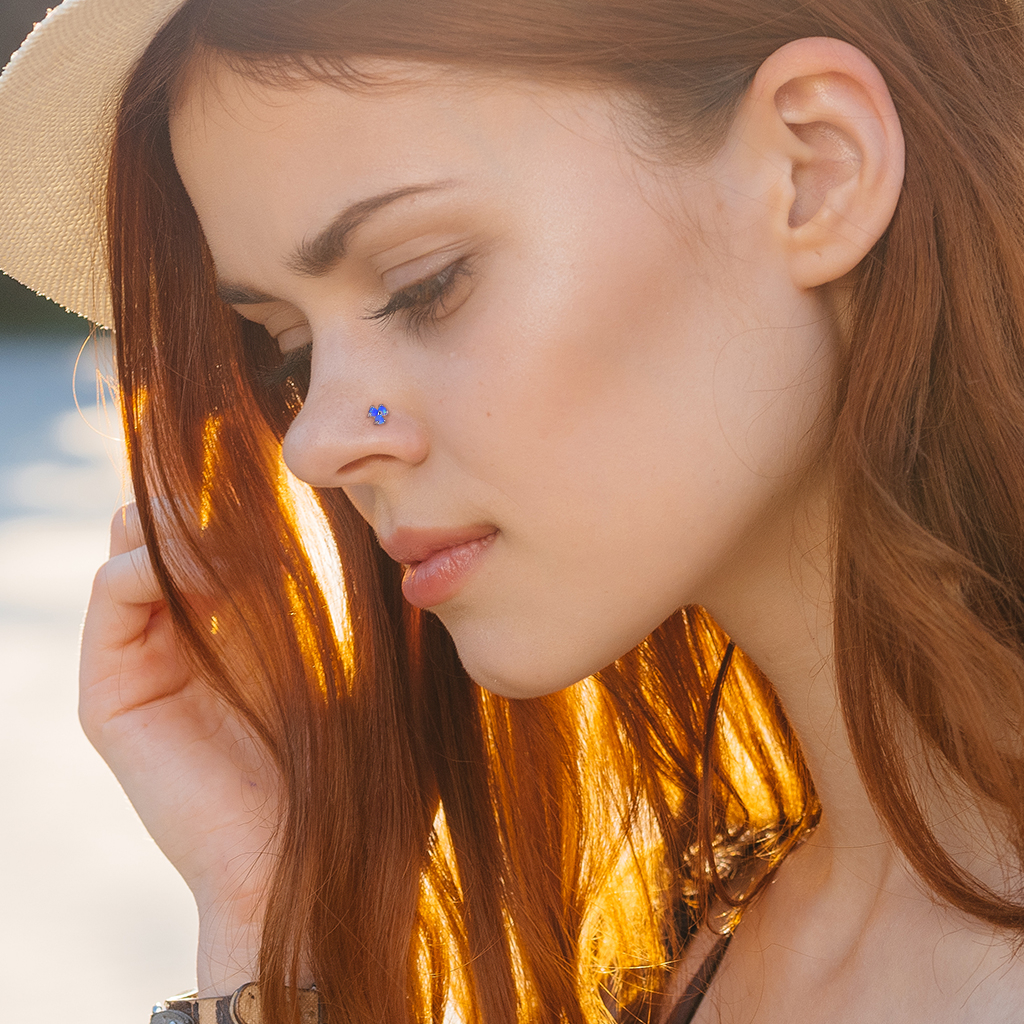 Orr piercing 14-karátos aranyból, három opál kővel díszítve