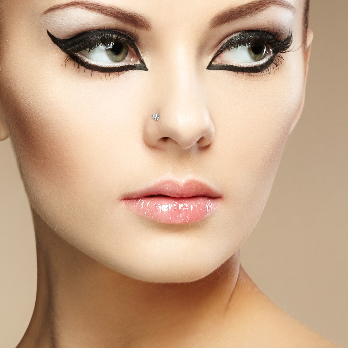 Orr piercing szívvel és három kővel
