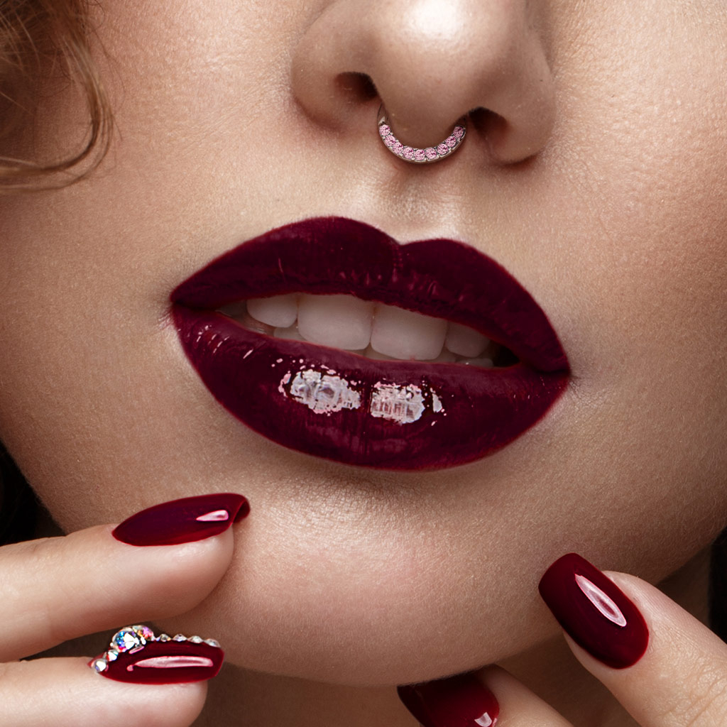 Septum piercing részben csillogó kövekkel kirakva