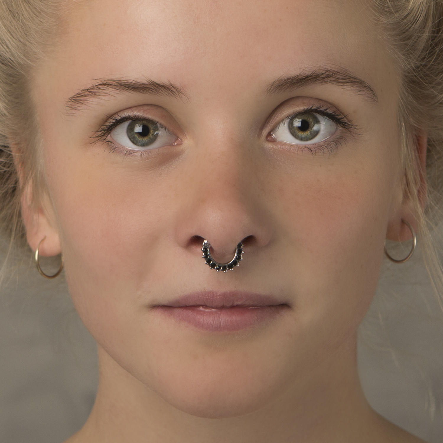 Septum piercing kövekkel kirakott szegéllyel