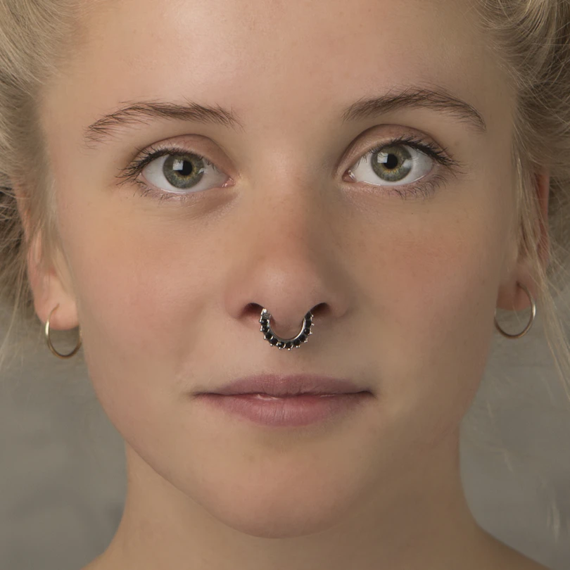 Septum piercing kövekkel kirakott szegéllyel
