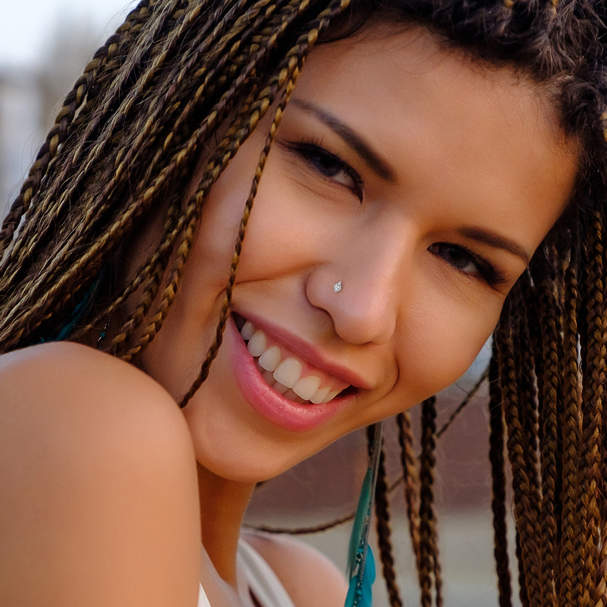 Orr piercing 14 karátos aranyból, csepp alakú kővel