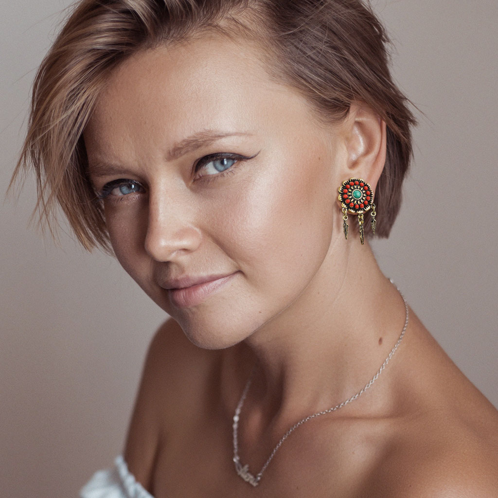 Plug virággal és tollakkal