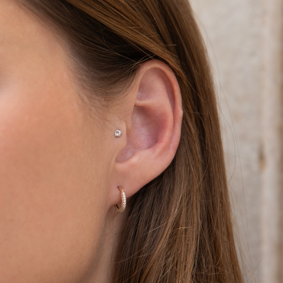 14K arany csuklós karika, kerek cirkónia kövekkel kirakva