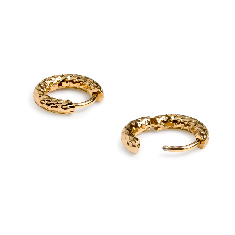 Egy pár kalapált huggie karika fülbevaló