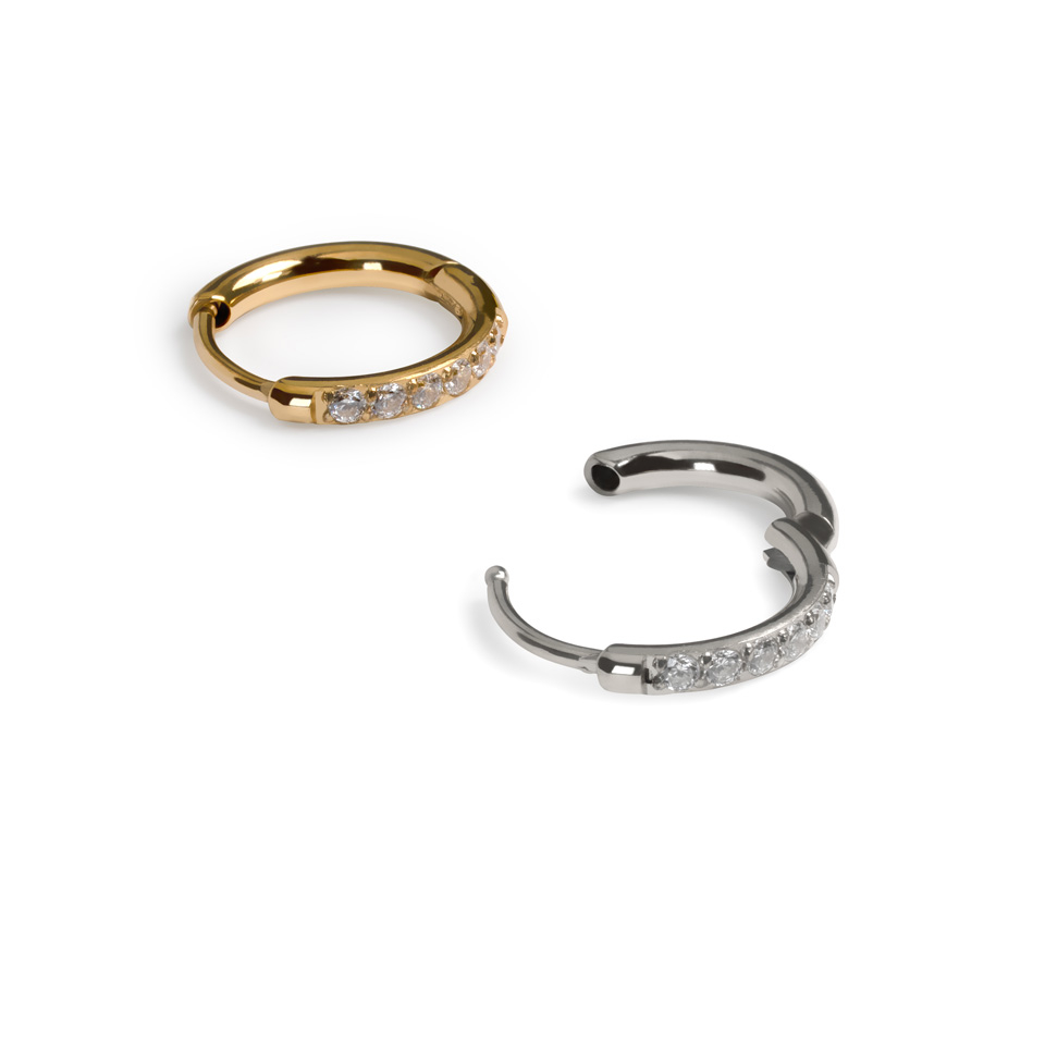 Egy pár orvosi acél huggie karika kövekkel