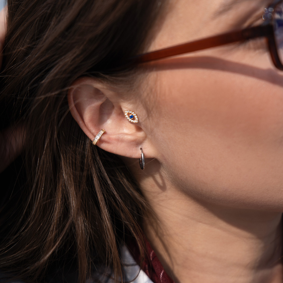 Egy pár titán huggie karika