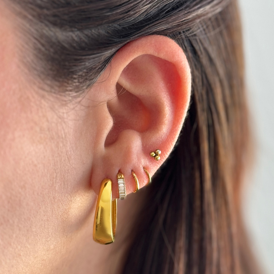 Egy pár ovális karika fülbevaló