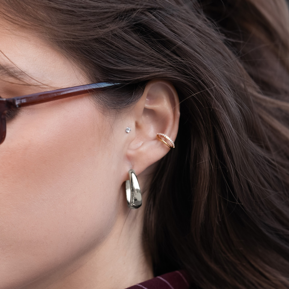 Dupla karika titánból az egyik felén kövekkel