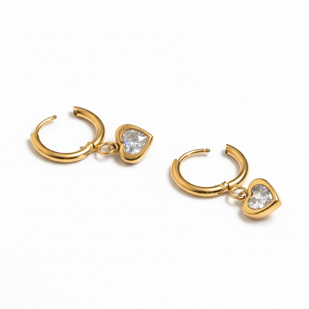 Egy pár karika szívmedállal