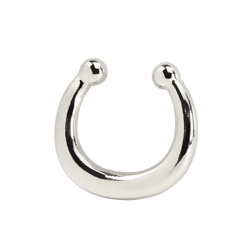 Fake septum piercing egyszerű dizájnban