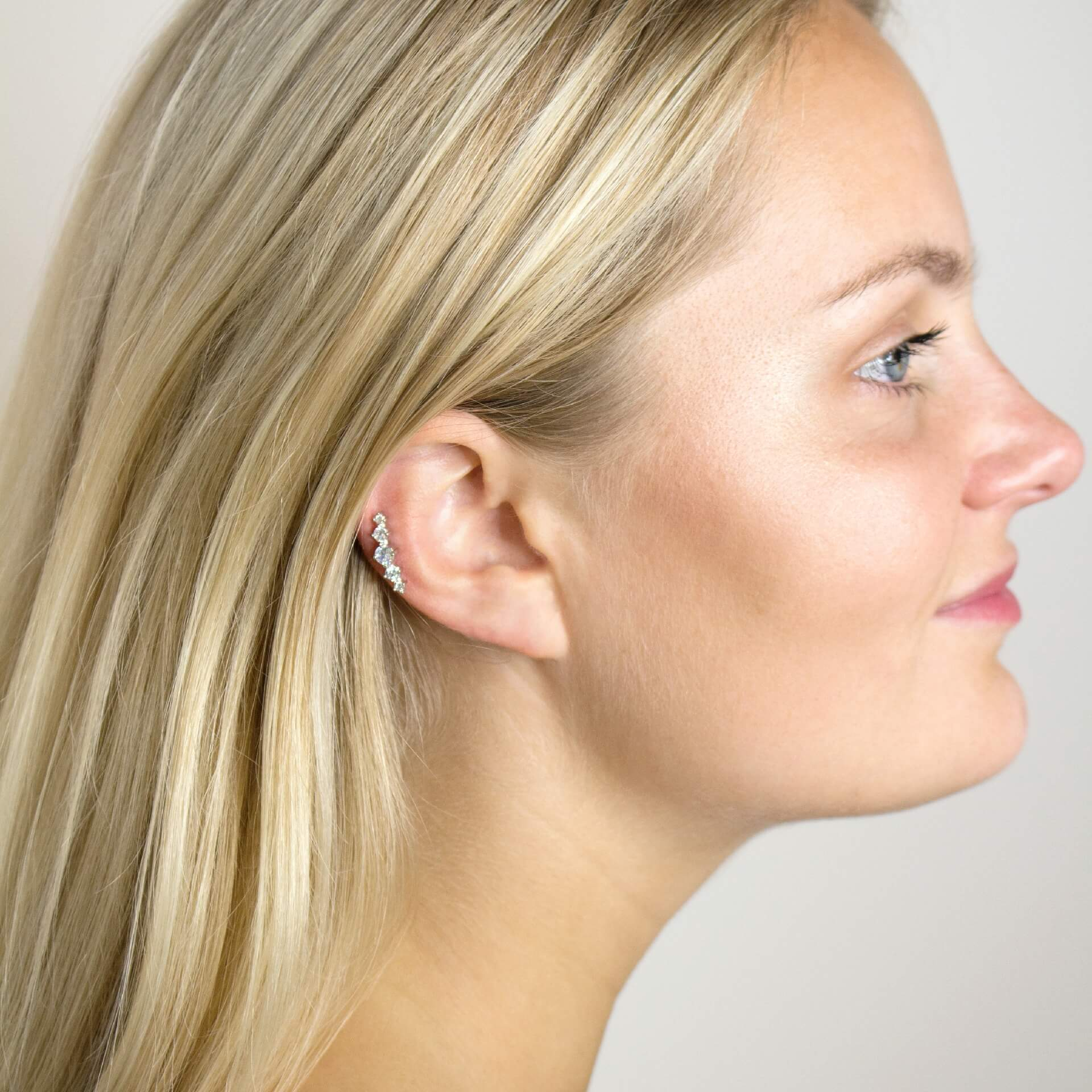 Helix piercing orvosi acélból, kő díszítéssel