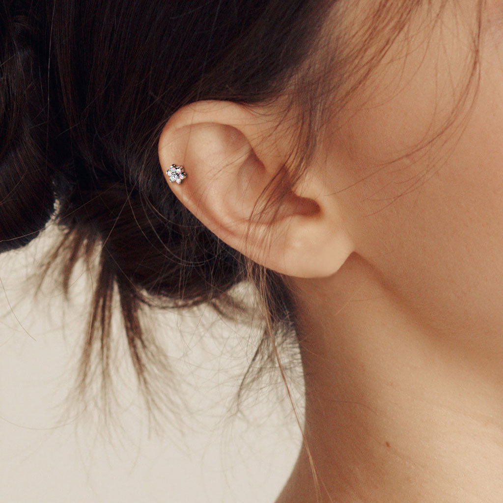 Push-in labret titánból, kristályvirággal